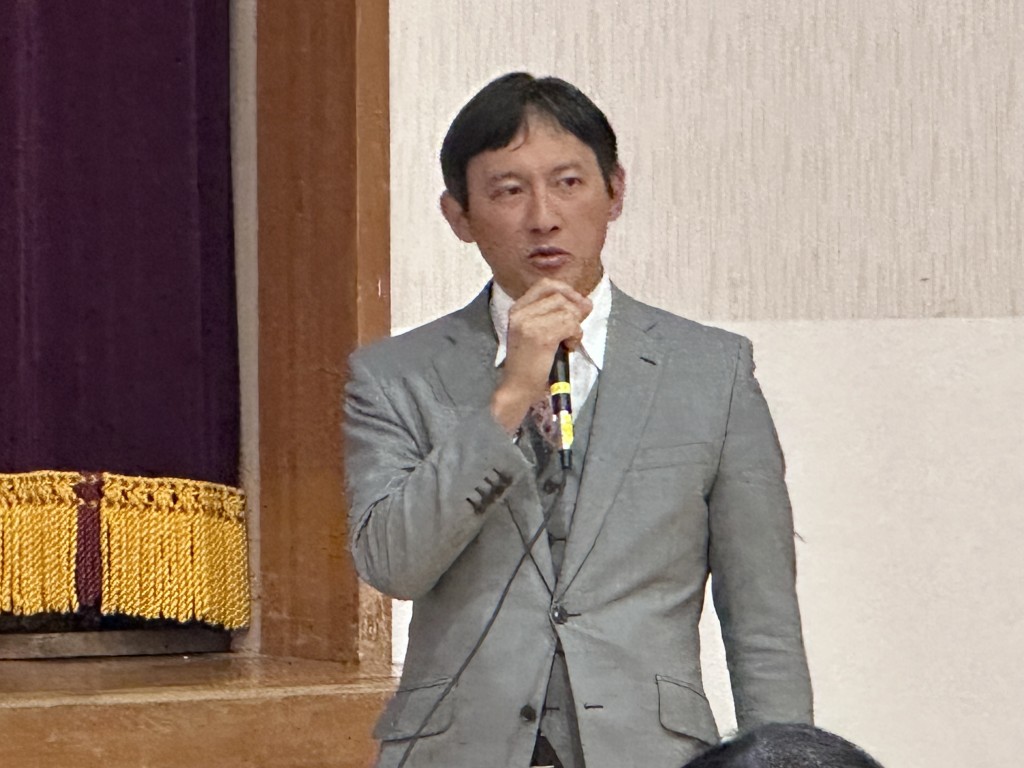 E40805AA-8FA4-4EFF-8B7E-23AA8A26BB27